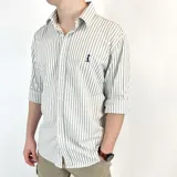 Camisa de manga larga a rayas verticales grises y blancas, con cuello italiano y logo bordado en el pecho.