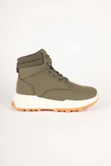 Bota de caña alta estilo trekking color verde militar, con suela blanca gruesa y base de goma marrón.