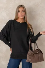 Cartera tipo shopper color chocolate con estampado animal print, confeccionada en material tipo gamuza, con asas cortas rígidas y detalle de cinturón decorativo con hebilla en el frente.