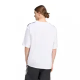 Remera Adidas de corte holgado, color blanco, con cuello redondo y mangas cortas. Presenta las icónicas tres tiras de la marca en color negro a lo largo de las mangas y el logo del trébol bordado en el pecho.