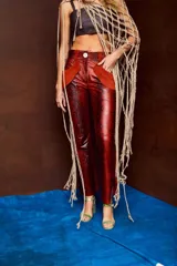 Pantalón acampanado de cuero sintético con estampado de piel de serpiente en tonos azules.