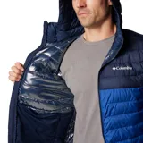 Campera acolchada con capucha, diseño bicolor en tonos azul marino y azul eléctrico. Cuenta con cierre frontal completo, bolsillos laterales con cremallera, puños elásticos y tecnología termorreflectante.