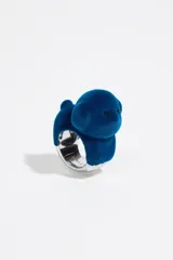 Anillo con diseño de perro en acabado flocado color azul, con detalles de ojos en cristal.