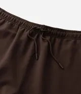 Pantalón deportivo recto para hombre, en color marrón, con cintura elástica, cordón ajustable y bolsillos laterales.