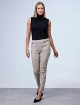 Pantalón de gabardina elastizada color negro, marca Sioni, con pretina ancha elastizada y bolsillos inclinados en la parte delantera.