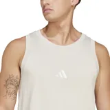 Musculosa deportiva Adidas de corte clásico y cuello redondo, confeccionada en tejido ligero. Presenta el logo de la marca estampado en el centro del pecho.
