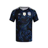 Camiseta de fútbol Adidas de la Selección Argentina, modelo visitante. Diseño en color negro con estampado de patrones florales y ornamentales en tonos azules, cuello redondo blanco y detalles de las tres tiras en los hombros. Incluye el escudo de la AFA, el logo de Adidas y el parche de campeón del mundo FIFA 2022.