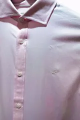Camisa de manga larga Brooksfield con tejido dobby texturizado, corte slim fit y cuello italiano. Presenta cartera abotonada y logo bordado en el pecho.