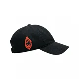 Gorra Nike de tejido de punto texturizado en color negro, con diseño sin estructura. Presenta el logo de Nike bordado en blanco en la parte frontal y un bordado decorativo con tipografía gótica en el lateral.