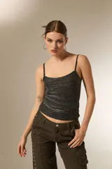 Top de breteles finos con acabado brillante tipo lurex, de corte ajustado al cuerpo y escote recto.