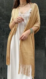 Chal de lurex color dorado, de tejido suave con brillo y flecos.
