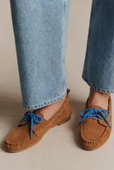 Mocasín marrón de gamuza con cordones y detalle de costuras en la puntera.