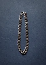 Pulsera de eslabones tipo cadena cubana de 7mm de ancho, fabricada en acero quirúrgico 316L con acabado brillante.