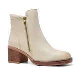 Botín de cuero sintético color beige con cierre lateral y elástico en la parte superior. Tiene taco de madera y suela marrón.