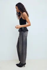 Top de tirantes finos ajustables con escote redondo y diseño peplum en el bajo. Confeccionado en tejido efecto piel con cierre lateral mediante cremallera oculta.