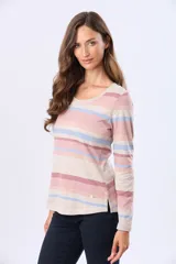 Remera de algodón de manga larga con escote redondo y estampado de rayas horizontales en tonos beige, rosado y azul. Presenta una pequeña abertura lateral en el dobladillo y un detalle de botón dorado.