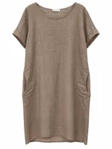 Vestido midi color visón confeccionado en lino, con escote redondo, mangas cortas con vuelta y bolsillos laterales.