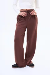 Pantalon de felpa color negro, de corte recto y holgado, con cintura elástica y cordón ajustable.