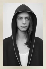 Campera con capucha y cierre frontal metálico, confeccionada en felpa de algodón. Presenta un diseño de silueta oversize con bolsillos laterales.