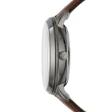 Reloj Fossil automático con caja de acero color gris plomo, esfera gris con mecanismo a la vista y correa de cuero marrón.