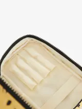 Neceser con estampado de bananas amarillas sobre fondo blanco, cierre superior con cremallera negra y asa superior.