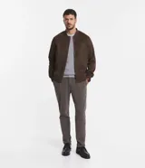 Chaqueta bomber de Marfinno en color tostado, con cierre frontal y cuello de tejido acanalado. Presenta un diseño liso con costuras horizontales y bolsillos funcionales.