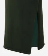Vestido midi de punto de la marca Marfinno, color negro, con cuello alto y mangas largas. Confeccionado en tejido de punto recto, presenta un diseño básico y ajustado al cuerpo.