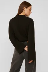 Sweater de viscosa color rojo, con cuello polera, corte holgado y pespuntes decorativos.