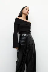 Pantalón ancho marrón de símil cuero, tiro alto y bolsillos frontales.