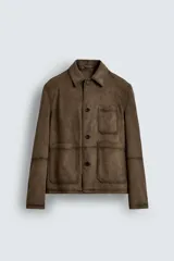 Sobrecamisa de corte regular fit confeccionada en tejido con efecto ante. Presenta cuello solapa, cierre frontal con botones, mangas largas y tres bolsillos frontales de plastrón. Incluye costuras con acabado efecto envejecido.