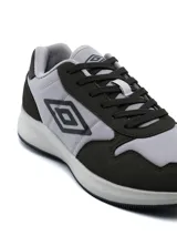 Championes Umbro Volcan II, color gris con detalles en gris oscuro, confeccionados con materiales sintéticos y malla transpirable, con el logotipo de la marca en el lateral.