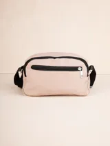 Cartera bandolera negra de nylon con correa ajustable. Tiene dos compartimentos principales con cierre y un bolsillo frontal con cierre.