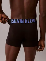 Pack de tres bóxers ajustados negros de algodón con cintura elástica distintiva de Calvin Klein en colores gris, blanco y azul.