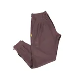 Pantalón de vestir azul marino, de corte recto, con bolsillos laterales y traseros. Se ajusta a la cintura con cinturón de cuero marrón. Tiene un cierre con botones en el tobillo.