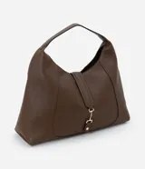 Cartera tipo hobo grande de color marrón oscuro, confeccionada en PU (poliuretano) con textura que imita cuero granulado. Presenta un asa de mano y un detalle de tira con hebilla metálica en la parte frontal superior.