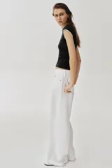Camiseta blanca de corte slim fit con efecto de doble capa en las mangas cortas y el cuello redondo, en color azul marino.