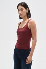Musculosa de poliamida al cuerpo con cuello cuadrado y breteles anchos.