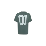 Remera Balenciaga de corte oversize y manga corta, en color verde oscuro. Presenta un estampado frontal con tipografía deportiva estilo universitario que dice 'BALENCIAGA' y el número '01', además de un pequeño logo superior y una etiqueta en el dobladillo.
