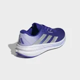 Championes de running Adidas Questar 3, color azul vibrante con detalles en lila claro y tres franjas laterales plateadas. Presentan una suela gruesa blanca con tecnología Cloudfoam y detalles en azul claro.