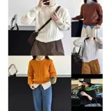 Sweater de punto color blanco marfil, con diseño de trenzas frontales, cuello redondo y mangas largas con puños elásticos acanalados.