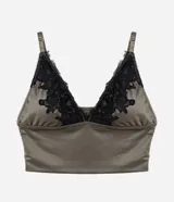 Conjunto de lencería compuesto por un soutien tipo bralette y una bombacha a juego. El soutien presenta un diseño de top con copas desmontables, confeccionado en microfibra color verde oliva con detalles de encaje negro en los bordes. La bombacha sigue la misma estética, combinando la microfibra verde con aplicaciones de encaje negro.