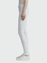 Jean skinny blanco elastizado con bolsillos delanteros y traseros.