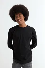 Remera de manga larga con cuello redondo, confeccionada en tejido de algodón y poliéster, con puños elásticos en las mangas.