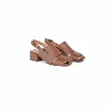 Sandalias de cuero marrón con diseño de tiras anchas entrecruzadas, punta cuadrada, talón abierto con pulsera ajustable y taco ancho medio.