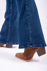 Jean de tiro alto con corte oxford, confeccionado en denim azul oscuro con costuras en contraste. Presenta cierre frontal con botón y bolsillos laterales y traseros.