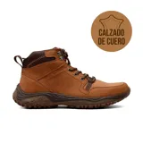 Bota de cuero de caña media con diseño de trekking, cordones frontales y suela de goma con relieve antideslizante.