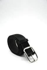 Cinturón de cuero con pelo negro, con hebilla metálica plateada de diseño rectangular.