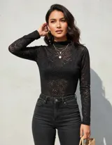Polera de encaje negro transparente con cuello alto y mangas largas, modelo Lumiere.