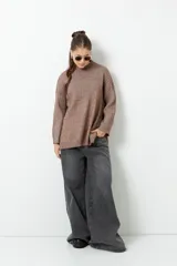 Polera marrón de tejido de punto con cuello alto y corte oversized.