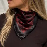 Pañuelo cuadrado de satén negro con estampado paisley en tonos rojos, diseñado para usar al cuello.